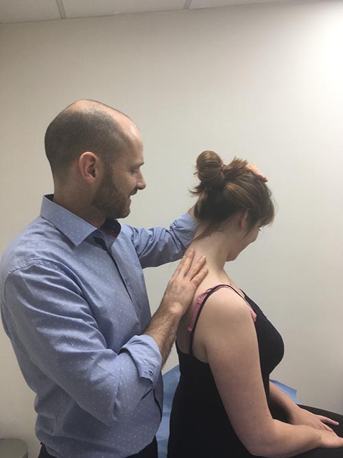 Osteopath Gavin Smith performing osteopathic treatment at Holland Park Osteopathic Practice, London