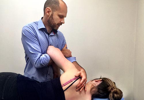 Osteopath Gavin Smith performing osteopathy at Holland Park Osteopathic Clinic, London