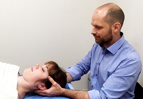 Osteopath Gavin Smith performing osteopathy at Holland Park Osteopathic Clinic, London